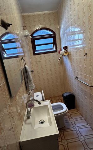 Casa à venda com 500m², 6 quartos e 3 vagas Casa à venda com 500m², 6 quartos e 3 vagasBanheiro 1