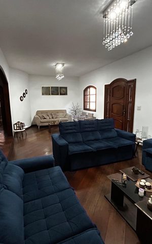 Casa à venda com 500m², 6 quartos e 3 vagas Casa à venda com 500m², 6 quartos e 3 vagasSala