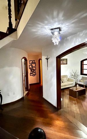 Casa à venda com 500m², 6 quartos e 3 vagas Casa à venda com 500m², 6 quartos e 3 vagasEntrada