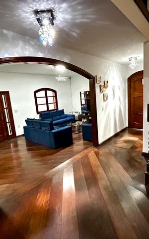 Casa à venda com 500m², 6 quartos e 3 vagas Casa à venda com 500m², 6 quartos e 3 vagasEntrada