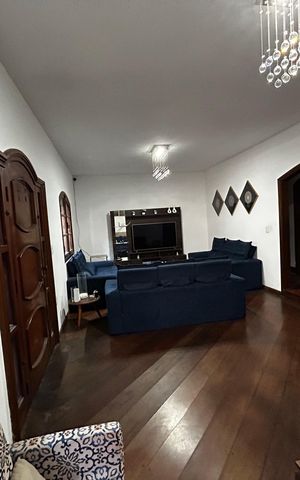 Casa à venda com 500m², 6 quartos e 3 vagas Casa à venda com 500m², 6 quartos e 3 vagasSala