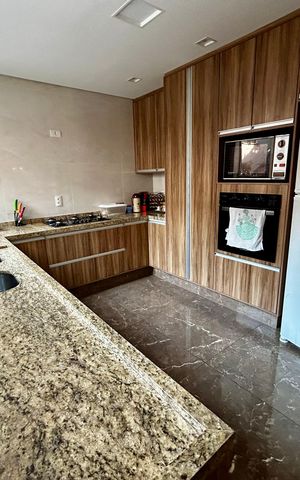 Casa à venda com 500m², 6 quartos e 3 vagas Casa à venda com 500m², 6 quartos e 3 vagasCozinha