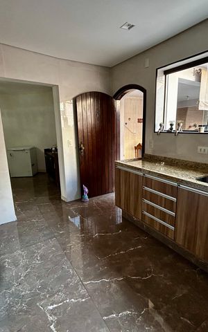 Casa à venda com 500m², 6 quartos e 3 vagas Casa à venda com 500m², 6 quartos e 3 vagasCozinha
