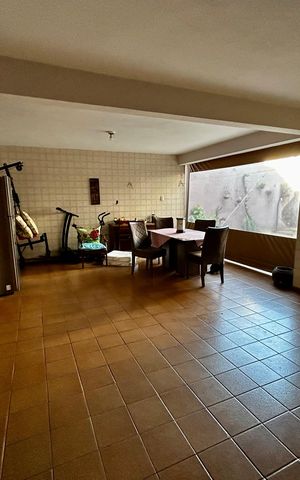 Casa à venda com 500m², 6 quartos e 3 vagas Casa à venda com 500m², 6 quartos e 3 vagasÁrea de Serviço
