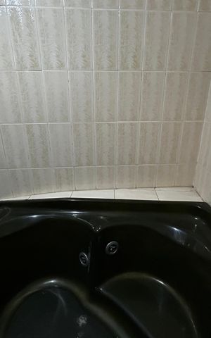 Casa à venda com 500m², 6 quartos e 3 vagas Casa à venda com 500m², 6 quartos e 3 vagasEdícula - Banheira