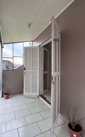 Casa à venda com 210m², 4 quartos e 1 vaga Casa à venda com 210m², 4 quartos e 1 vagaVaranda