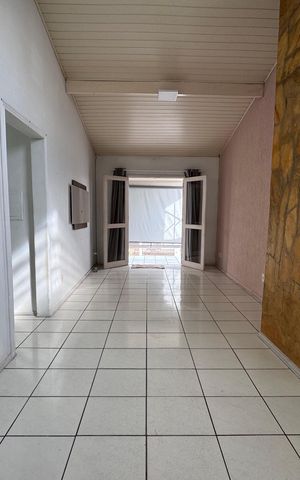 Casa à venda com 210m², 4 quartos e 1 vaga Casa à venda com 210m², 4 quartos e 1 vagaSala