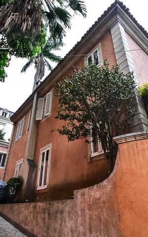 Casa à venda com 715m², 5 quartos e 3 vagasFachada