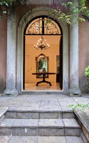 Casa à venda com 715m², 5 quartos e 3 vagasEntrada
