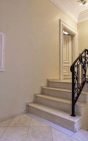 Casa à venda com 715m², 5 quartos e 3 vagasEscada
