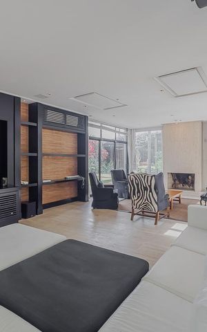 Casa à venda com 700m², 5 quartos e 6 vagasSala de TV