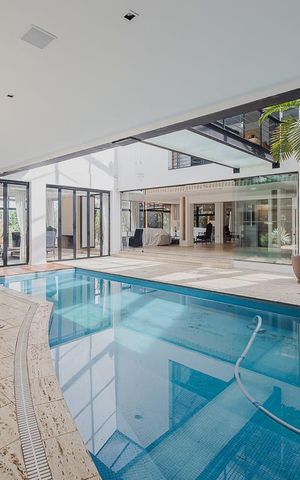 Casa à venda com 700m², 5 quartos e 6 vagasÁrea comum - Piscina