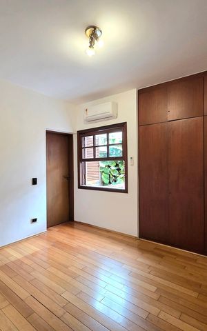 Casa à venda com 300m², 4 quartos e 2 vagas Casa à venda com 300m², 4 quartos e 2 vagasQuarto 1