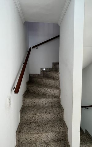 Casa de condomínio à venda com 85m², 3 quartos e 1 vagaEscada p/ Terceiro andar