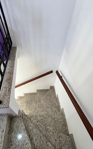 Casa de condomínio à venda com 85m², 3 quartos e 1 vagaEscada p/ Terceiro andar