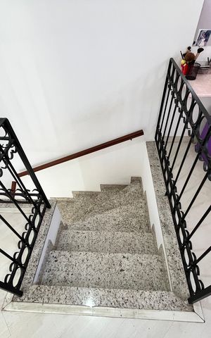 Casa de condomínio à venda com 85m², 3 quartos e 1 vagaEscada p/ Terceiro andar