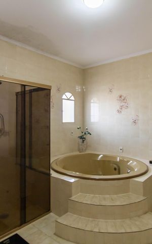 Casa à venda com 500m², 5 quartos e 6 vagasSuíte 1 Banheiro