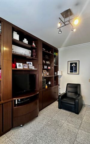 Apartamento à venda com 323m², 4 quartos e 6 vagas Apartamento à venda com 323m², 4 quartos e 6 vagasSala de Tv