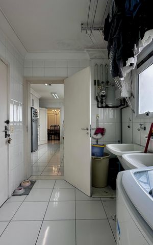 Apartamento à venda com 323m², 4 quartos e 6 vagas Apartamento à venda com 323m², 4 quartos e 6 vagasÁrea de Serviço