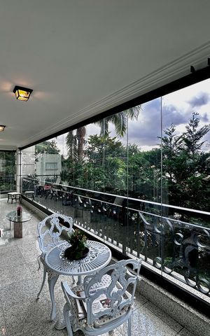 Apartamento à venda com 323m², 4 quartos e 6 vagas Apartamento à venda com 323m², 4 quartos e 6 vagasVaranda