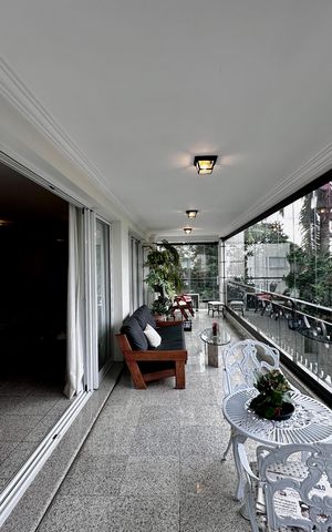 Apartamento à venda com 323m², 4 quartos e 6 vagas Apartamento à venda com 323m², 4 quartos e 6 vagasVaranda