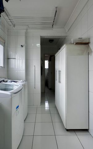 Apartamento à venda com 323m², 4 quartos e 6 vagas Apartamento à venda com 323m², 4 quartos e 6 vagasÁrea de Serviço
