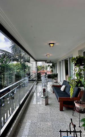 Apartamento à venda com 323m², 4 quartos e 6 vagas Apartamento à venda com 323m², 4 quartos e 6 vagasVaranda