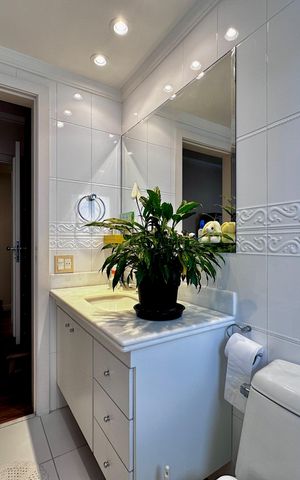 Apartamento à venda com 323m², 4 quartos e 6 vagas Apartamento à venda com 323m², 4 quartos e 6 vagasBanheiro Suíte 1