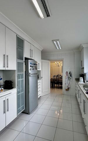 Apartamento à venda com 323m², 4 quartos e 6 vagas Apartamento à venda com 323m², 4 quartos e 6 vagasCozinha