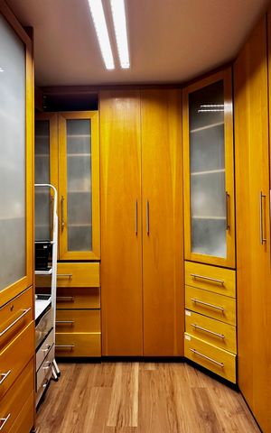 Apartamento à venda com 323m², 4 quartos e 6 vagas Apartamento à venda com 323m², 4 quartos e 6 vagasCloset Suíte 4
