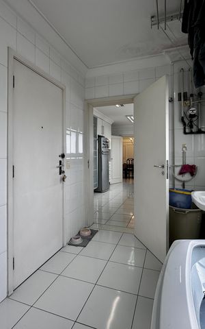 Apartamento à venda com 323m², 4 quartos e 6 vagas Apartamento à venda com 323m², 4 quartos e 6 vagasÁrea de Serviço