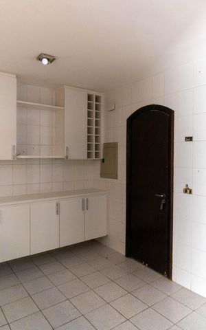 Casa à venda com 190m², 4 quartos e 2 vagas Casa à venda com 190m², 4 quartos e 2 vagasCozinha