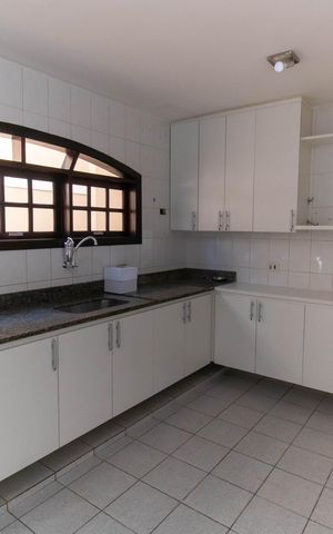Casa à venda com 190m², 4 quartos e 2 vagas Casa à venda com 190m², 4 quartos e 2 vagasCozinha