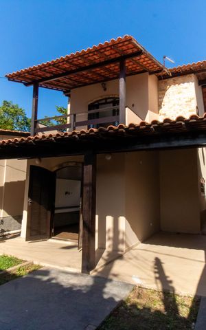 Casa à venda com 190m², 4 quartos e 2 vagas Casa à venda com 190m², 4 quartos e 2 vagasFachada