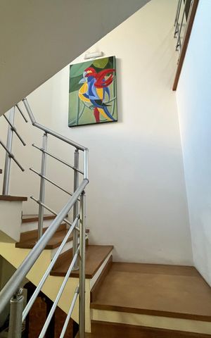 Casa à venda com 308m², 4 quartos e 4 vagasEscada