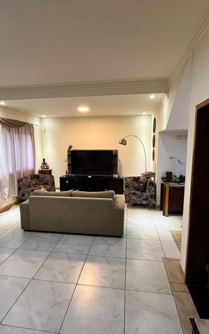 Casa à venda com 308m², 4 quartos e 4 vagasSala