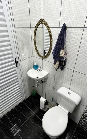 Casa à venda com 308m², 4 quartos e 4 vagasBanheiro de serviço