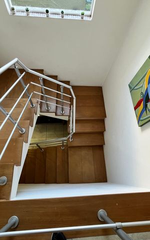 Casa à venda com 308m², 4 quartos e 4 vagasEscada