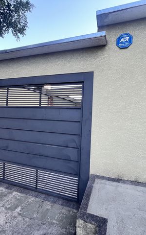 Casa à venda com 308m², 4 quartos e 4 vagasFachada