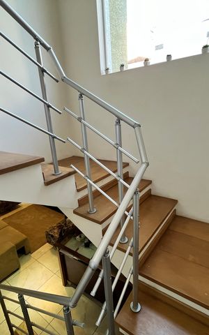 Casa à venda com 308m², 4 quartos e 4 vagasEscada