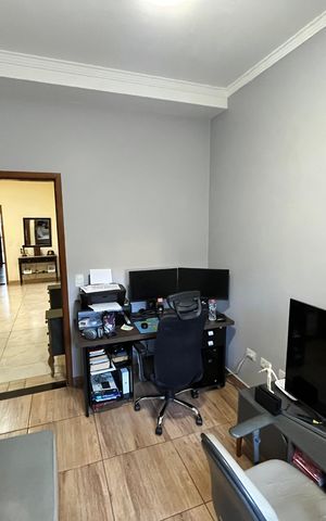 Casa à venda com 308m², 4 quartos e 4 vagasEscritório