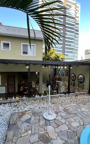 Casa à venda com 308m², 4 quartos e 4 vagasÁrea comum - Piscina