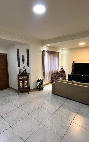 Casa à venda com 308m², 4 quartos e 4 vagasSala