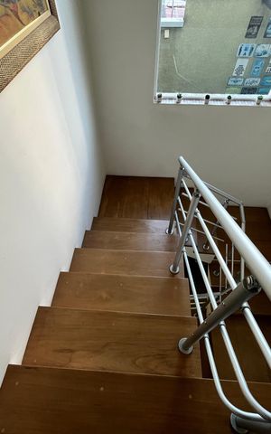 Casa à venda com 308m², 4 quartos e 4 vagasEscada