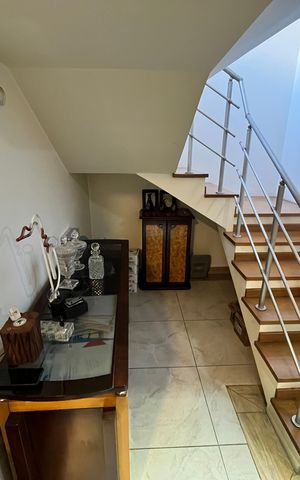 Casa à venda com 308m², 4 quartos e 4 vagasSala/Escada