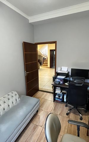 Casa à venda com 308m², 4 quartos e 4 vagasEscritório
