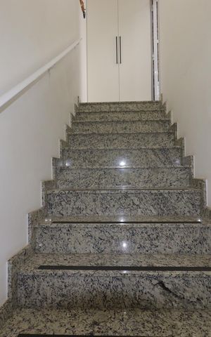 Apartamento à venda com 106m², 2 quartos e 2 vagasEscada