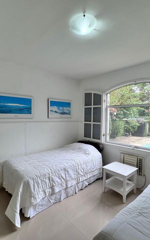 Casa de condomínio à venda com 658m², 3 quartos e 4 vagas Casa de condomínio à venda com 658m², 3 quartos e 4 vagasSuíte 2