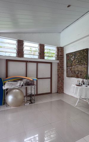 Casa de condomínio à venda com 658m², 3 quartos e 4 vagas Casa de condomínio à venda com 658m², 3 quartos e 4 vagasÁrea externa