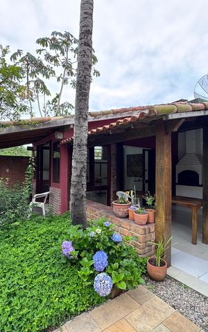 Casa de condomínio à venda com 658m², 3 quartos e 4 vagas Casa de condomínio à venda com 658m², 3 quartos e 4 vagasÁrea externa